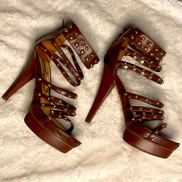 Beautiful brown platform heels with gold grommets - Picture 2 of 8